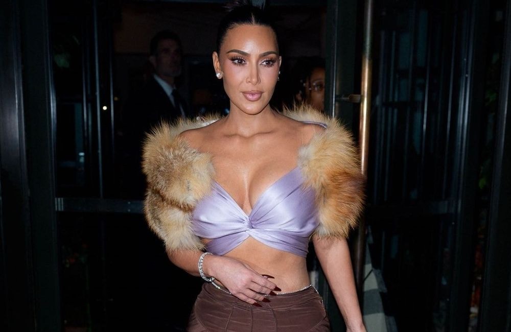 Cheveux courts et costume Gucci peint à même la peau : Kim Kardashian surprend ses fans en Une du magazine Re-Edition