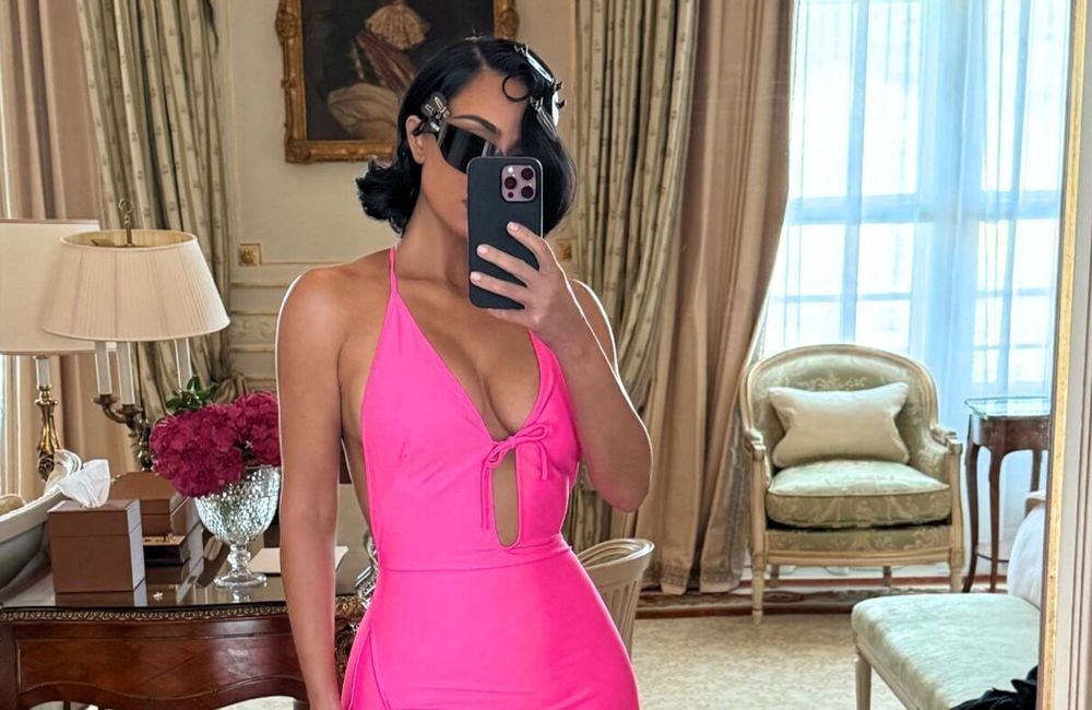 Des backstages au front row, Kim Kardashian fait de cet accessoire le statement beauté de la saison