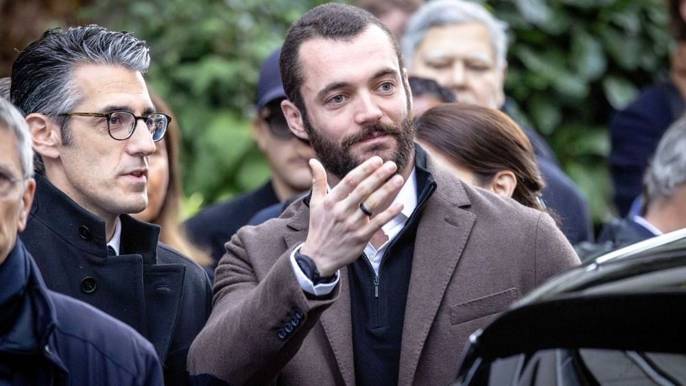 Louis Sarkozy dévoile le vrai visage de sa belle-mère Carla Bruni : "Elle est…"
