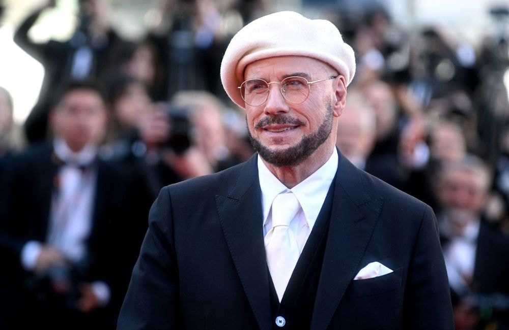 La surprenante raison derrière le béret blanc de John Travolta au Festival de Cannes