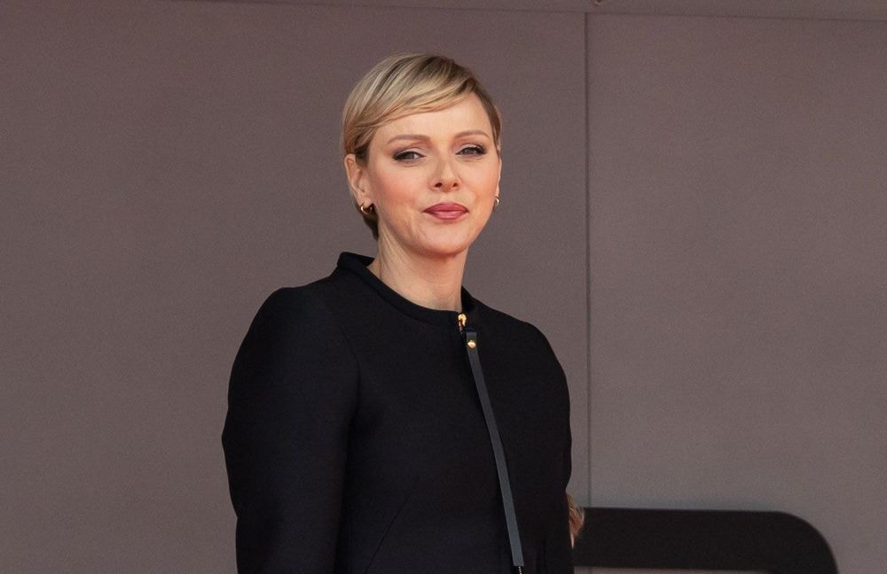 Charlène de Monaco attire tous les regards à l'Elysée dans un costume à carreaux inspirant