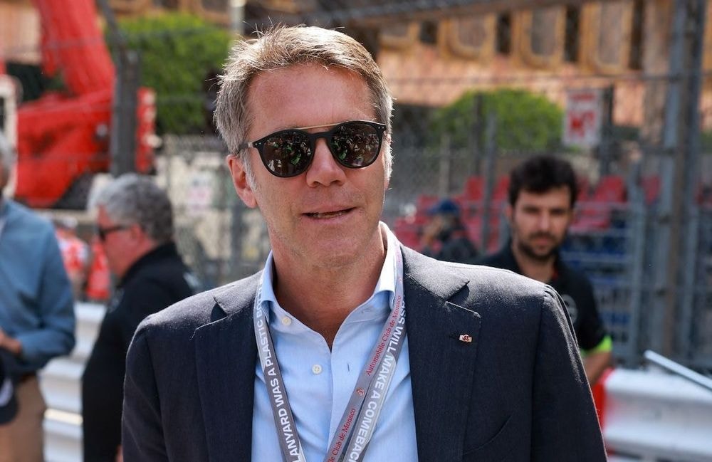 Après des mois de discrétion, Emmanuel-Philibert de Savoie et sa compagne Adriana apparaissent complices à Paris