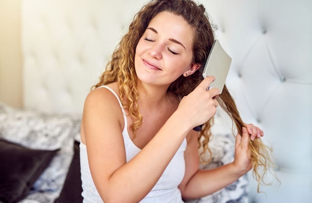 Coaching beauté : faut-il se brosser les cheveux avant de les laver ?