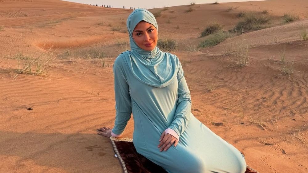 Maeva Ghennam pas vraiment musulmane ? Elle se fait lyncher sur la Toile