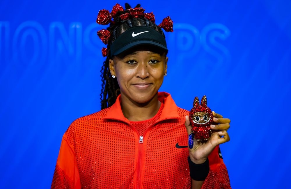 À l’US Open, Naomi Osaka exhibe fièrement un Labubu en or 24 carats assorti à son look