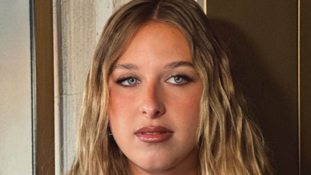 "Quel regard ensorcelant" : dans les tribunes de Roland-Garros, Héléna subjugue et éclipse une star internationale du ballon rond