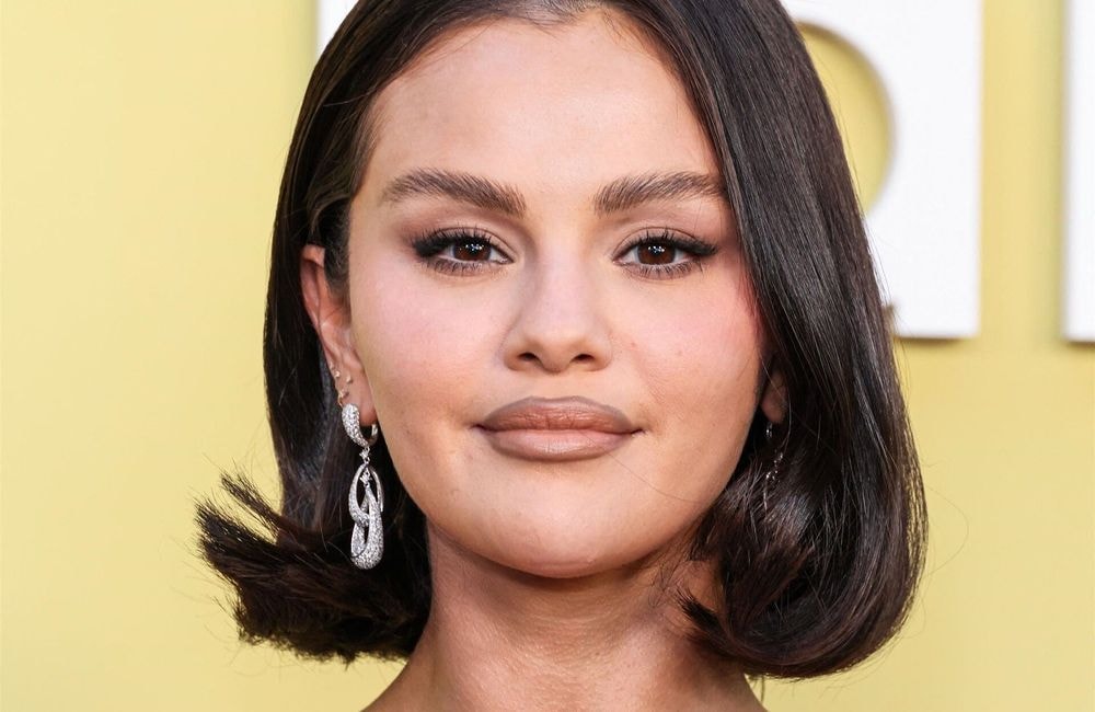 Selena Gomez répond à ses détracteurs et explique pourquoi elle ne s’épile pas la moustache