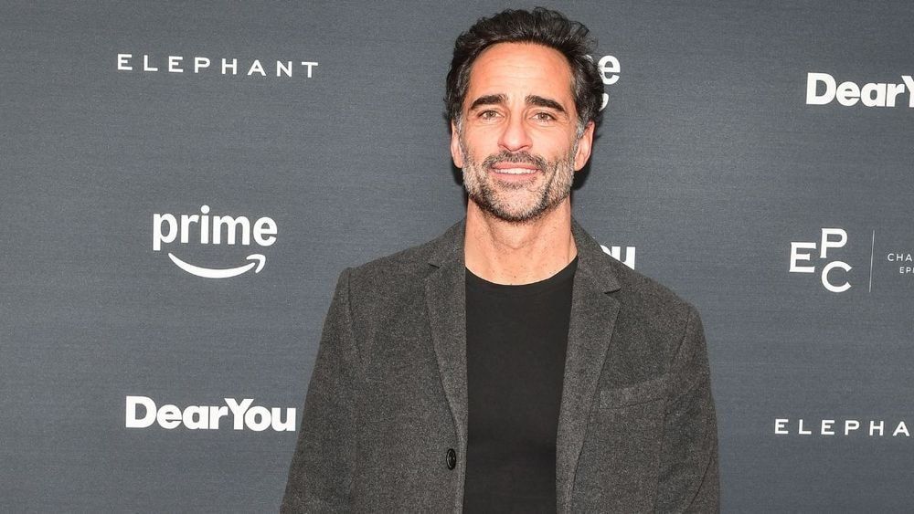 Florent Peyre révèle avoir refusé les demandes en mariage répétées de sa compagne : “J’aurais l’impression de faire de la promo”