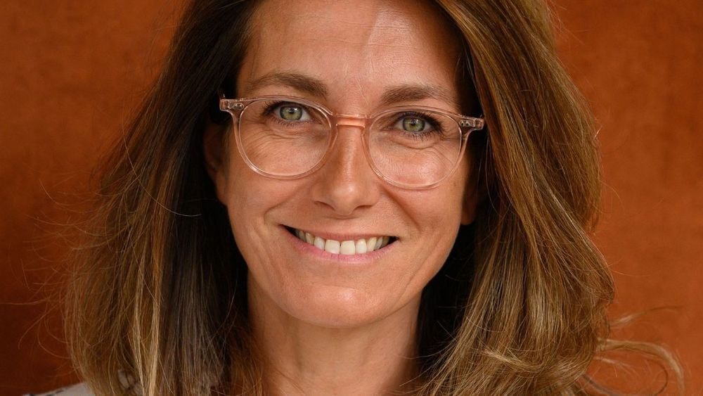 Anne-Claire Coudray oublie son soutien-gorge en plein JT : "J'en suis vraiment désolée !" Sa réponse après la polémique