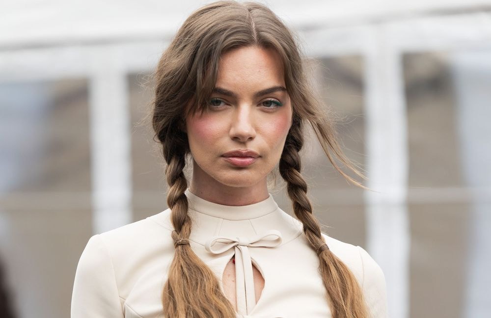 Cette coiffure d’enfance, accessoirisée d’un foulard, est notre nouvelle obsession pour la rentrée