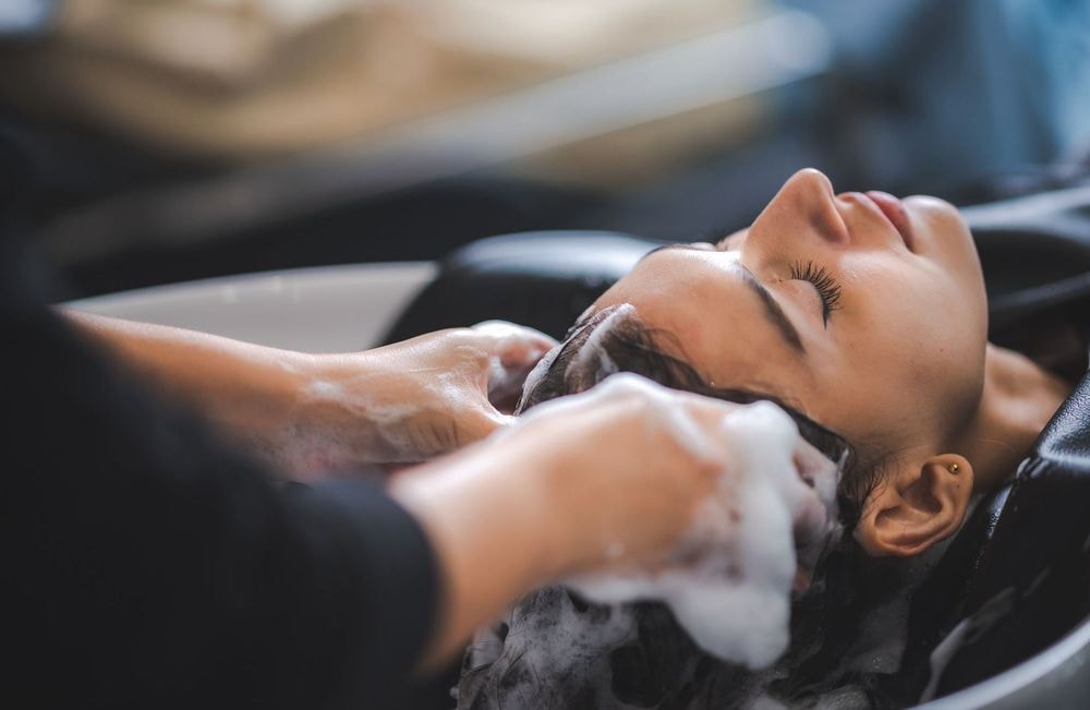 Qu’est-ce que le syndrome du coiffeur, ce trouble rare qui peut transformer un simple shampoing en AVC ?