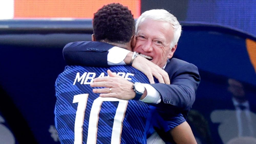 "Une image historique de cette Coupe" : le beau geste de Didier Deschamps envers Kylian Mbappé, discret mais remarqué, après le match France-Suède !