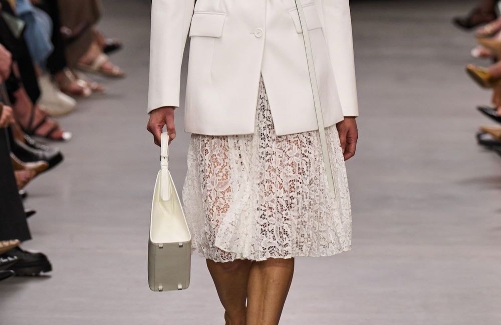La jupe en dentelle : la tendance chic et légère à adopter ce printemps