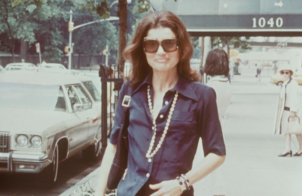 Ces lunettes de soleil adorées de Jackie Kennedy sont la tendance rétro et maximaliste de l'été 2025