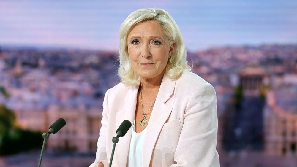 Marine Le Pen propulsée vers l'Élysée : voici Ingrid, la femme qui partage la vie de la candidate sous bracelet électronique