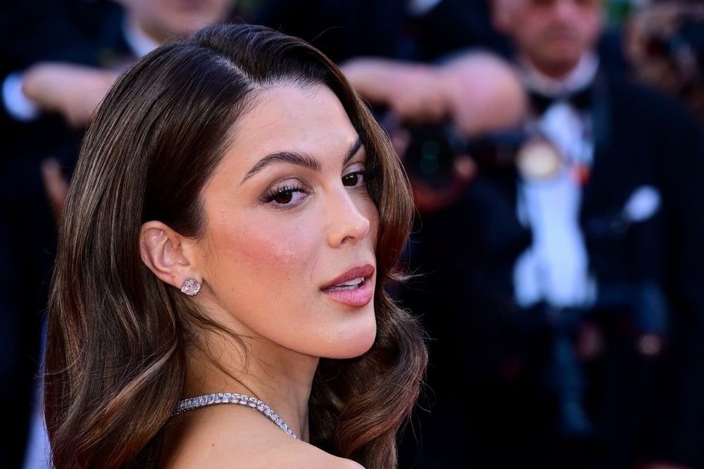 "Pétrifiée" : Iris Mittenaere se confie sur cette étape qu'elle vient de franchir