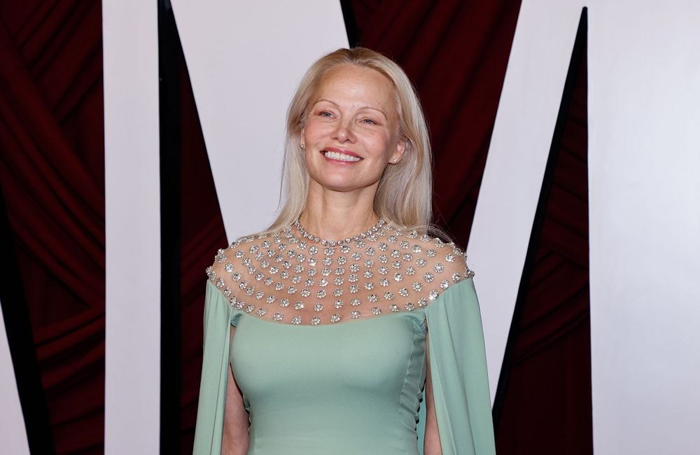Pamela Anderson : on s’inspire de sa manucure parfaite pour l’automne