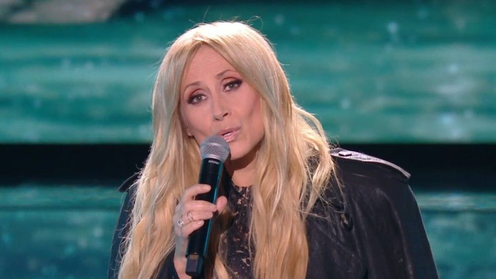 Lara Fabian (Star Academy) perd son soutien-gorge sur scène : "J'étais gênée"