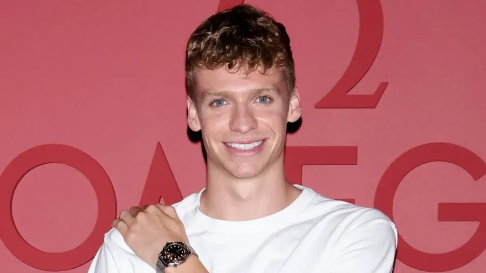 Léon Marchand reluqué par Florent Manaudou dans les vestiaires : "Ouah, tu es s...
