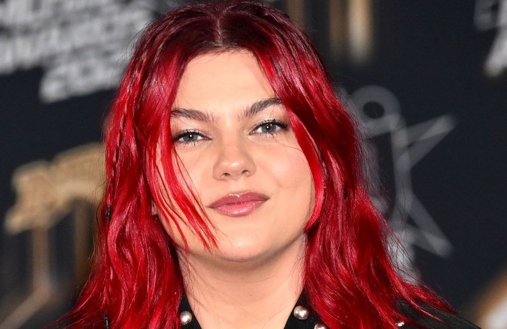 « Je le vois comme un hommage » : Louane, choisie pour l’Eurovision, fait de bouleversantes confidences sur sa défunte mère