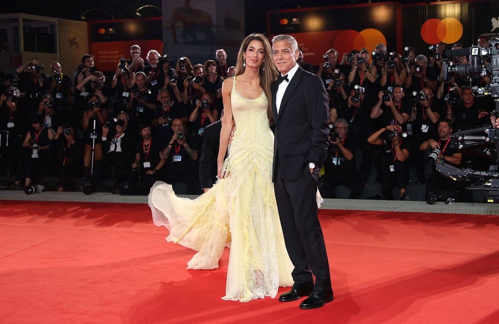Amal Clooney : en robe vaporeuse jaune beurre, elle enflamme la Mostra de Venise