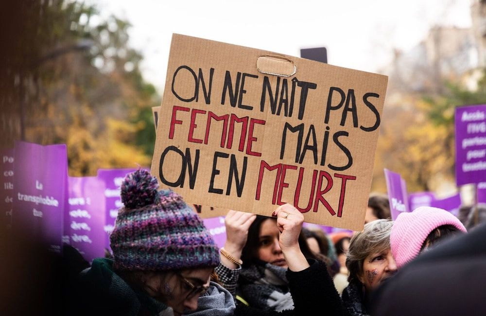 Féminicides par conjoints : 96 femmes victimes en 2023, selon le ministère de l’Intérieur
