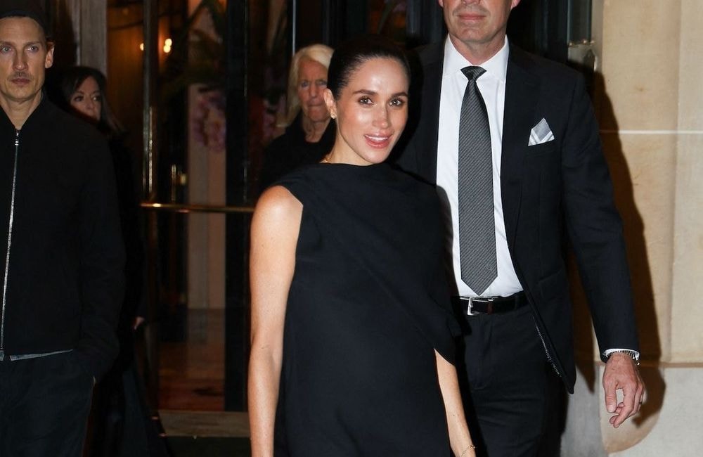 La robe satinée de Meghan Markle, l’alliée chic des fêtes de fin d’année