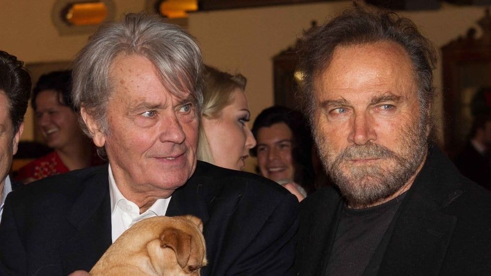 Alain Delon, près d'un an après sa mort : une liaison secrète avec un homme évoquée