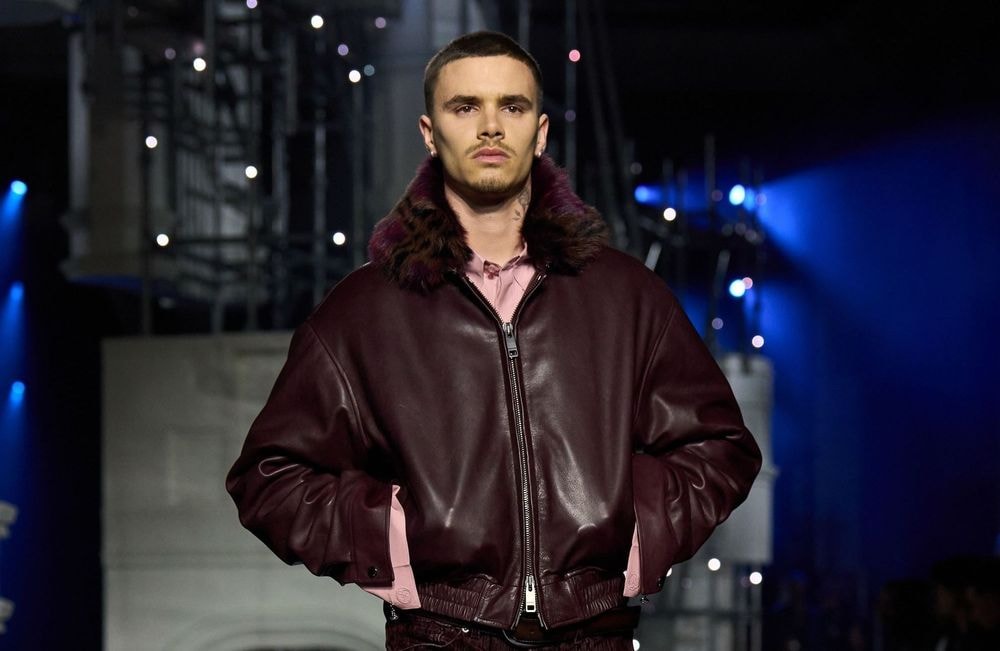 Loin des tensions familiales, Romeo Beckham défile pour Burberry