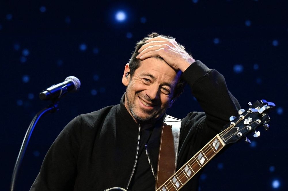 "Patrick Bruel, oui, Enrico Macias, non" : les deux artistes traités différemment en Algérie malgré leur identité commune