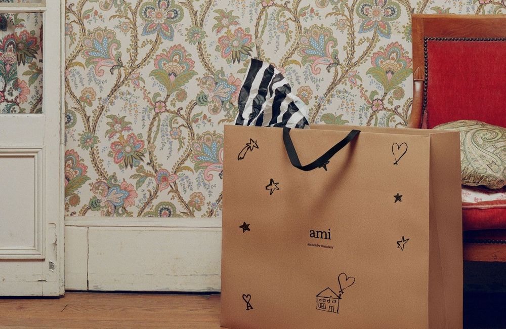 Le best of mode de la semaine : l’iconique sac « Valentino Garavani DeVain » revisité par neuf artistes, des lunettes de soleil à strass chez Ray-Ban…