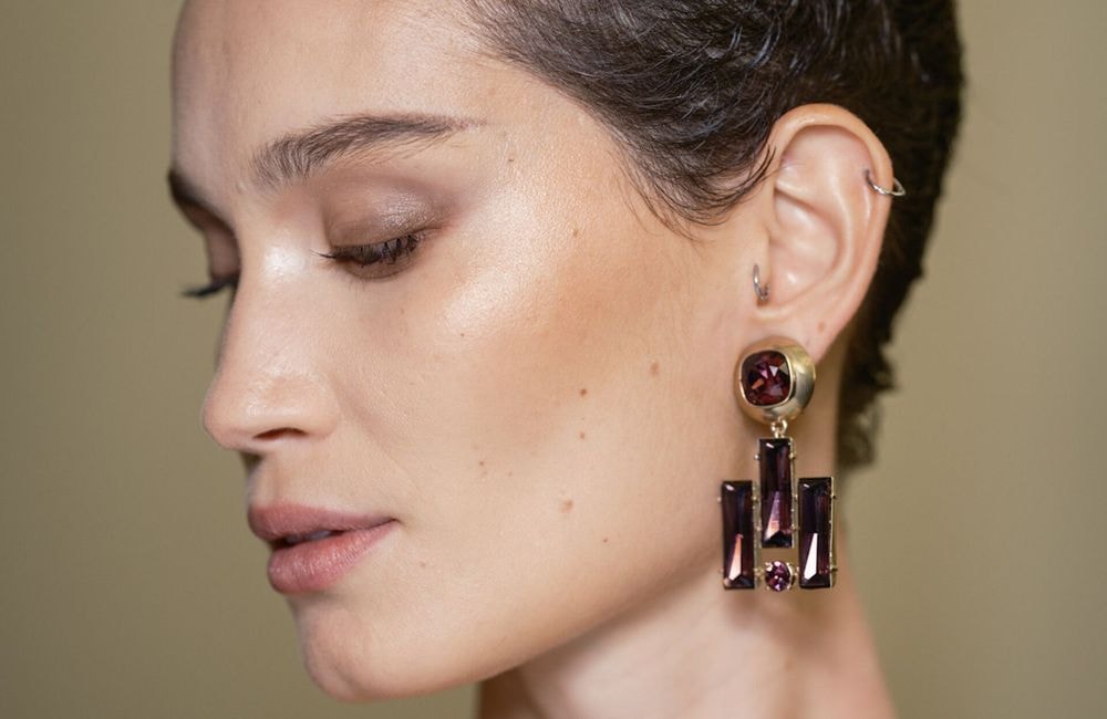 « Blush triste » : l'étonnante tendance maquillage qui flatte toutes les carnations