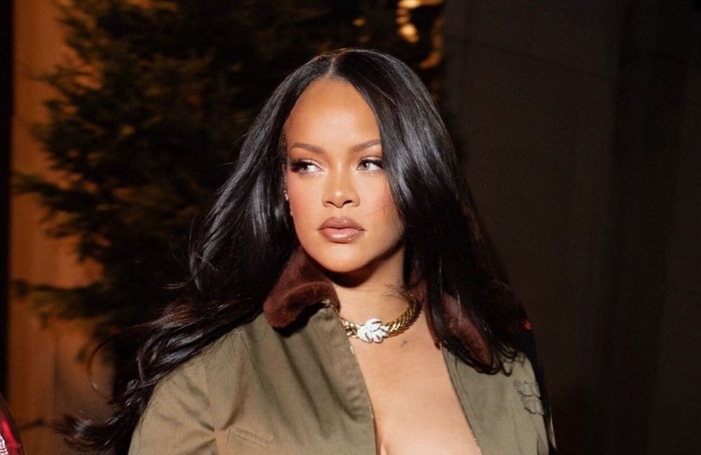 À Paris, Rihanna confirme le retour imminent de la frange graphique