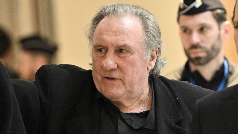 “Pierre Richard, c’était pareil” : Gérard Depardieu se défend au tribunal face au témoignage glaçant de Sarah