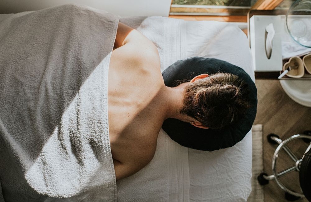 Ménopause : pourquoi ce massage séduit de plus en plus de femmes