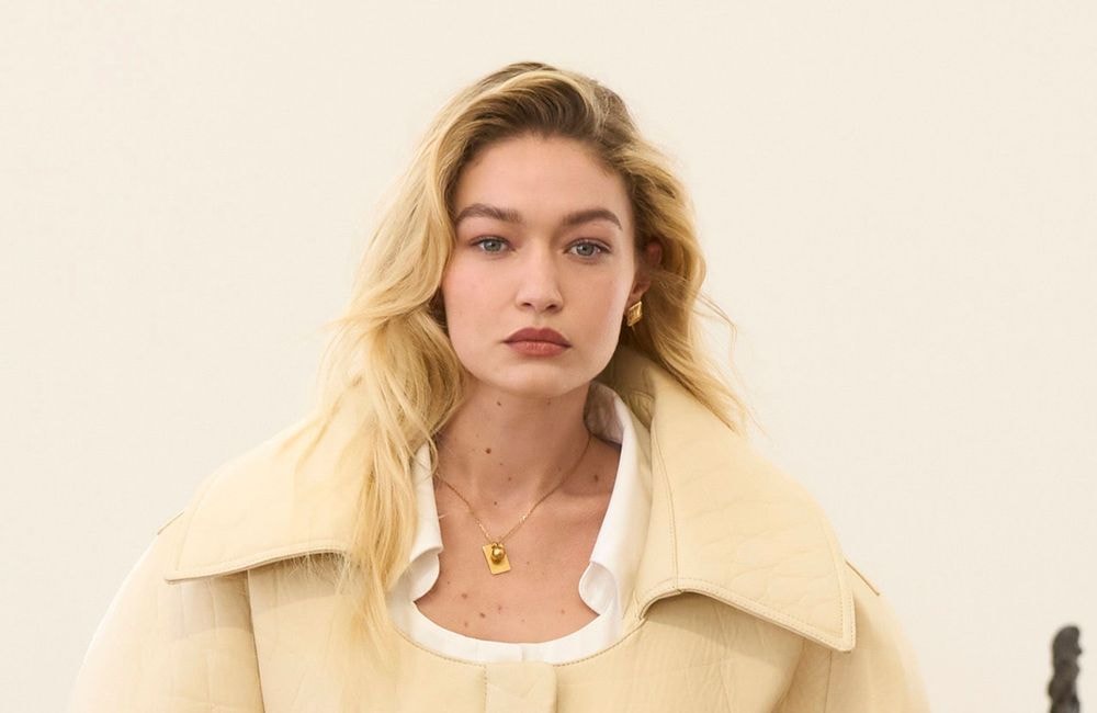 Cette couleur détonante est le must-have de la saison