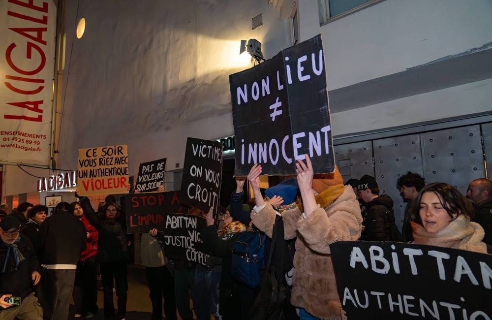 La femme qui avait attaqué en justice Ary Abittan, réagit aux « mots violents » de Brigitte Macron