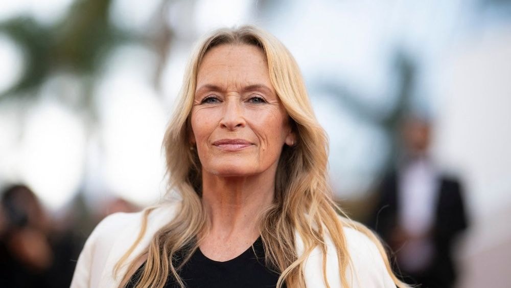 Estelle Lefébure incendiaire à 60 ans en maillot de bain : "Une beauté", son look rock fait mouche