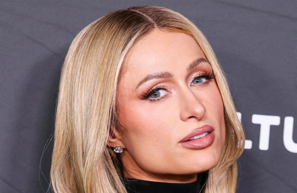 Méconnaissable, Paris Hilton succombe à la coupe au carré brune