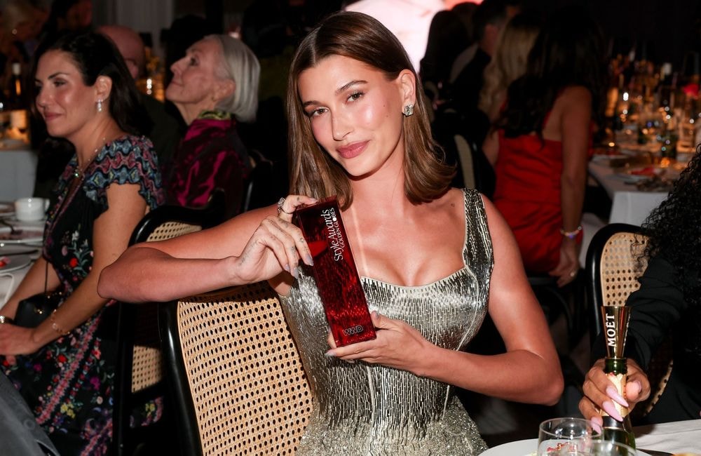Comment reproduire le lip combo de Hailey Bieber selon une maquilleuse pro