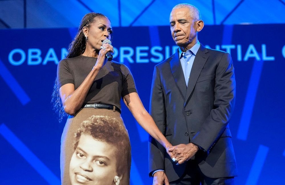 Michelle Obama rend hommage à sa mère avec une jupe sur mesure à son effigie