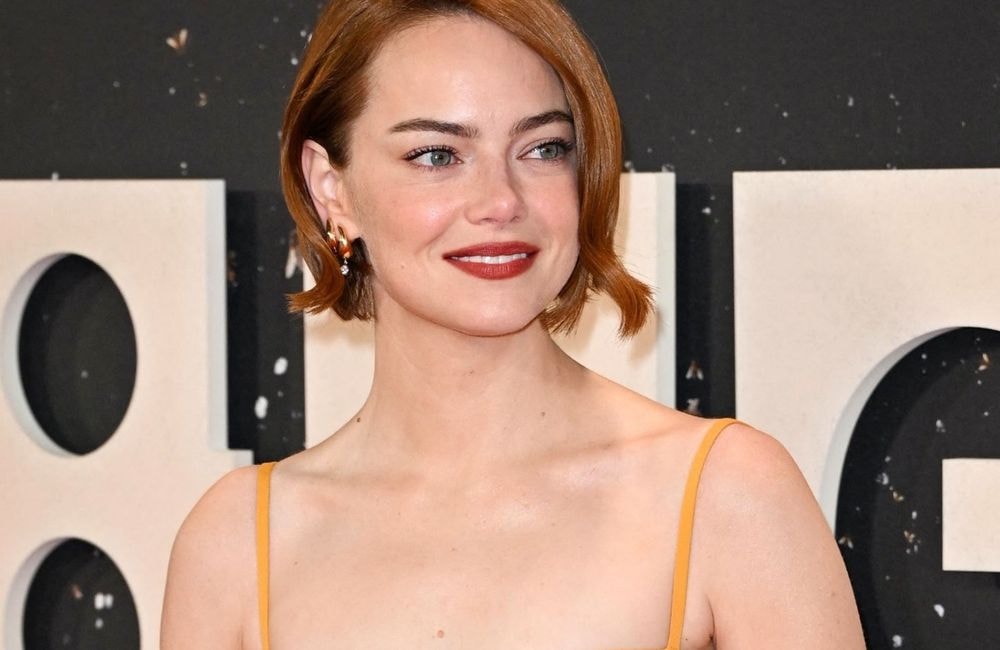 Emma Stone : son teint sculpté et son make-up « pumpkin spice » signent le combo beauté de la saison