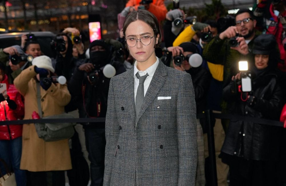 Ella Emhoff, belle-fille de Kamala Harris, relance l’esthétique de la « rétro school girl » à la Fashion Week de New York