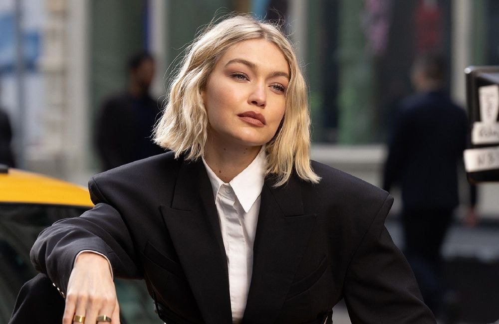 Coupe au carré et coloration noire : Gigi Hadid apparaît totalement métamorphosée sur les réseaux