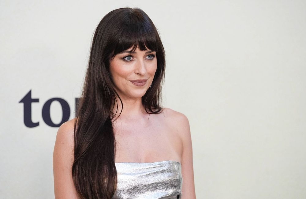 En manteau de fausse fourrure, Dakota Johnson montre que cet imprimé animalier est toujours tendance