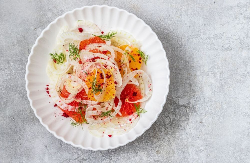 Cette recette de salade de saison contient tous les ingrédients tendance de cet automne-hiver : fenouil, olive et pistache