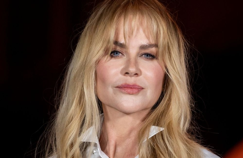 Nicole Kidman, Pamela Anderson, Demi Moore : pourquoi les femmes de 50 ans et plus adoptent la frange vaporeuse ?