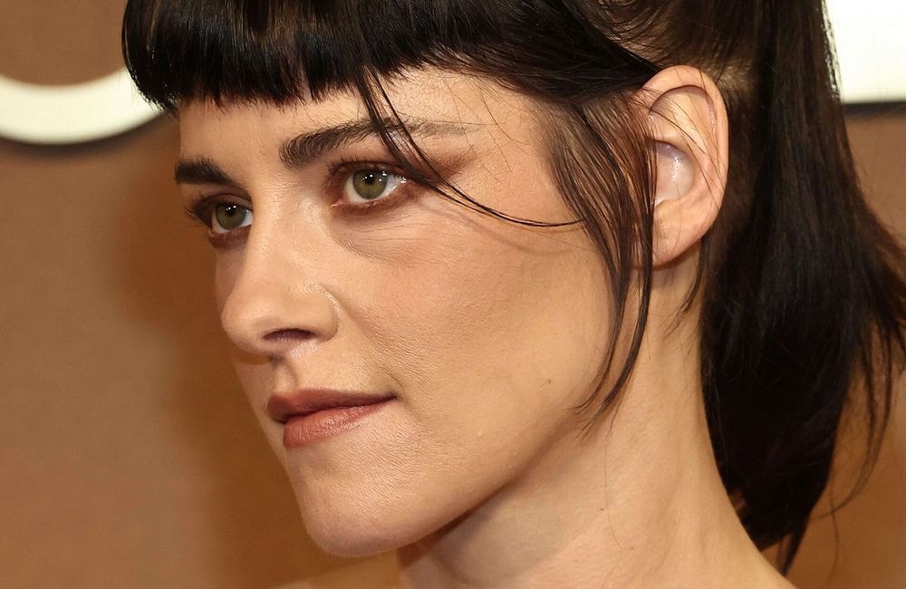Tempes rasées, micro frange et queue-de-cheval glamour : Kristen Stewart signe un nouveau look capillaire audacieux
