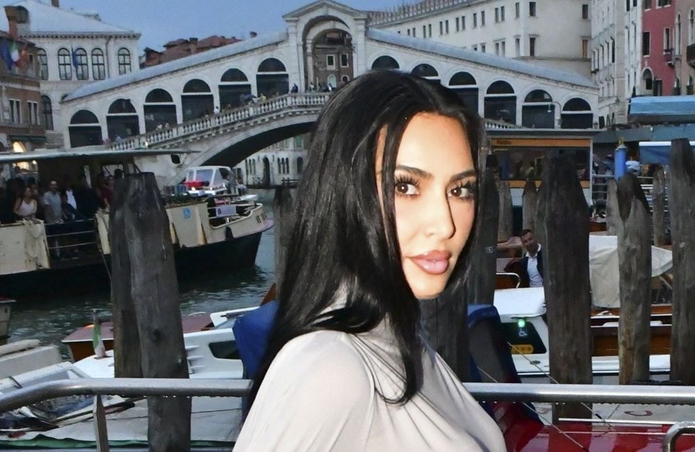 À Venise, Kim Kardashian sublime Margiela Couture pour les DVF Awards 2025