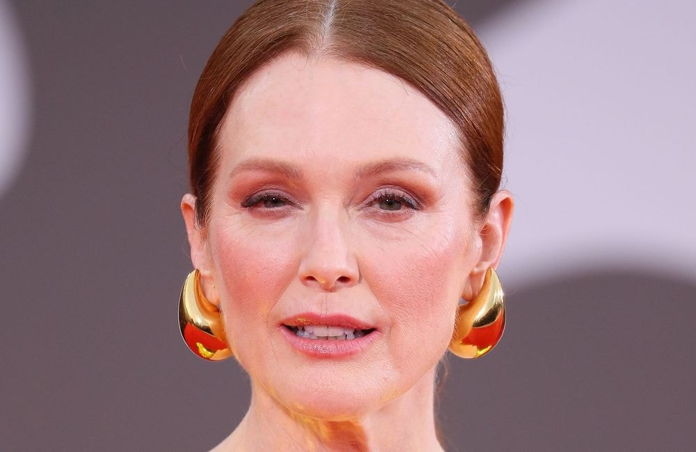 Mostra de Venise : à 63 ans, Julianne Moore adopte cette coiffure intemporelle